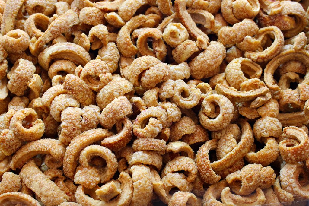Pork rind frying; from pigskin waste to tasty pellet snack