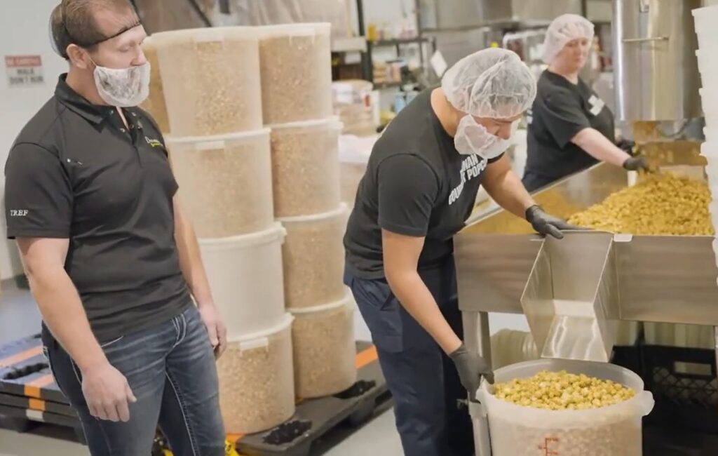 Caramel coating in industrial popcorn production